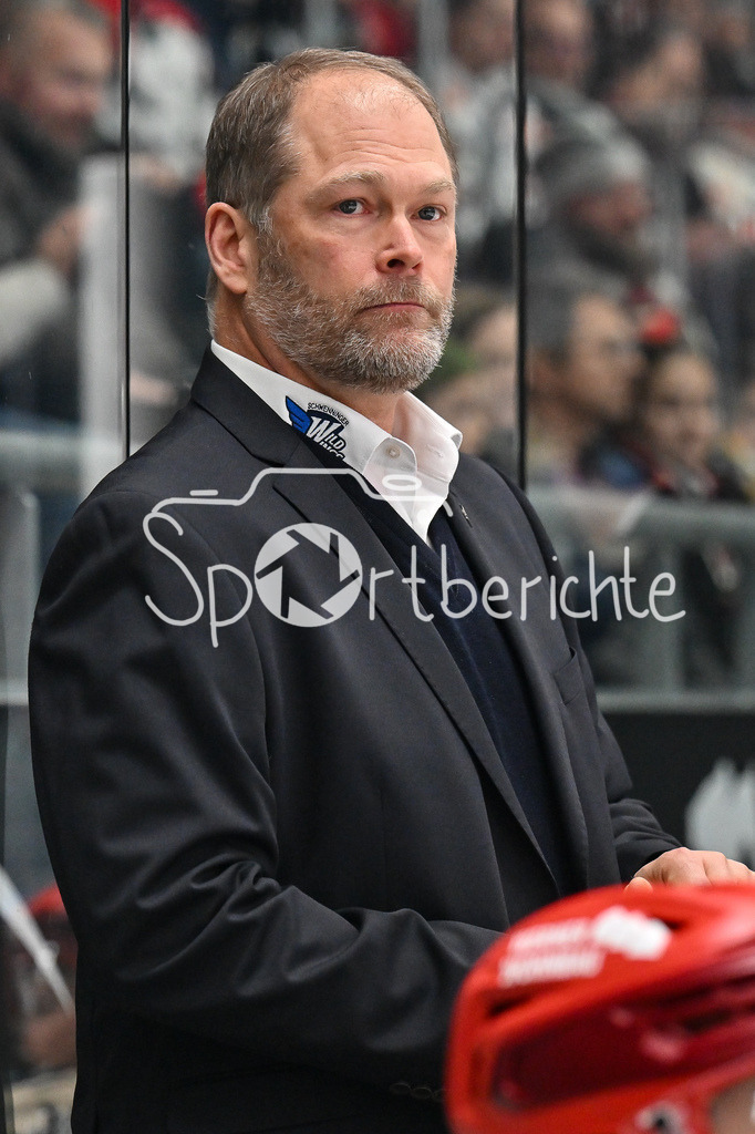 Augsburger Panther - Schwenninger Wild Wings | im Bild Steve WALKER Trainer Schwenninger Wild Wings / Freisteller / Einzefoto / DEL: Augsburger Panther - Schwenninger Wild Wings, Curt Frenzel Stadion am 02.02.2025