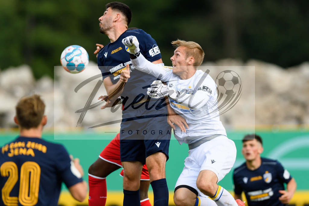 JENKOE20210808_039 | Fussball, Herren: Bastian Strietzel (FC Carl Zeiss Jena) und Torwart Lukas Sedlak (FC Carl Zeiss Jena) im Zweikampf beim Spiel der 1. Runde im DFB-Pokal zwischen FC Carl Zeiss Jena und 1. FC Koeln im Ernst-Abbe-Sportfeld am 08.08.2021 in Jena, Deutschland.DFB / DFL REGULATIONS PROHIBIT ANY USE OF PHOTOGRAPHS AS IMAGE SEQUENCES AND/OR QUASI-VIDEO. - Realisiert mit Pictrs.com