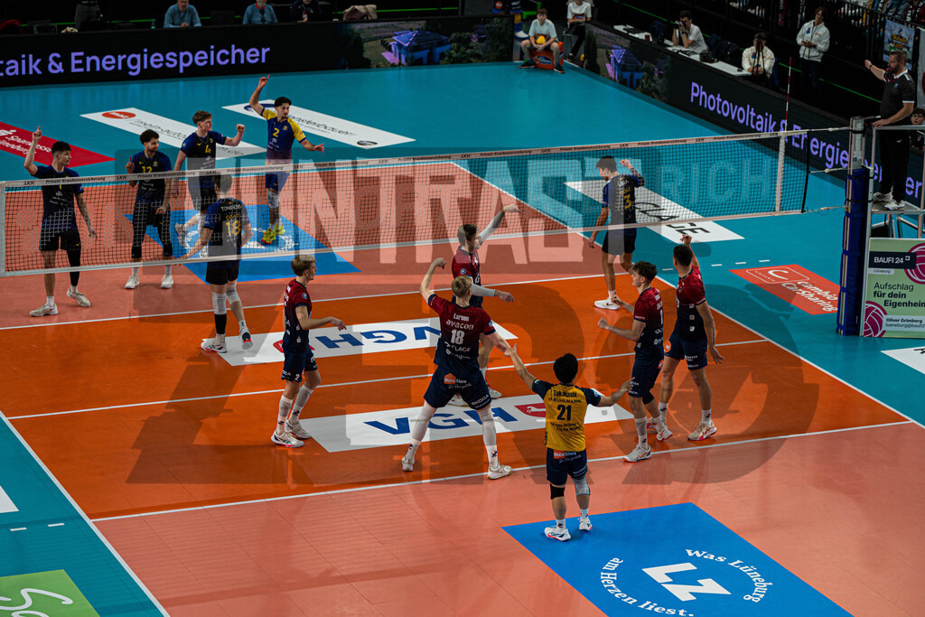 Volleyball I Herren I Saison 2025/2026 I Volleyball Bundesliga I 2. Spieltag I SVG Lüneburg - cerebricks Volley Goats Mitteldeutschland | Mannschaft der SVG Lüneburg jubelt nach Punktgewinn - Realisiert mit Pictrs.com