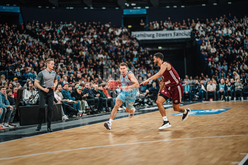 Basketball | Männer | Saison 2023/2024 | easyCredit Basketball Bundesliga | Veolia Towers Hamburg vs. FC Bayern München | 26.03.2024 | Brae Ivey (#8, Veolia Towers Hamburg) gegen Nick Weiler-Babb (#0, FC Bayern Basketball)