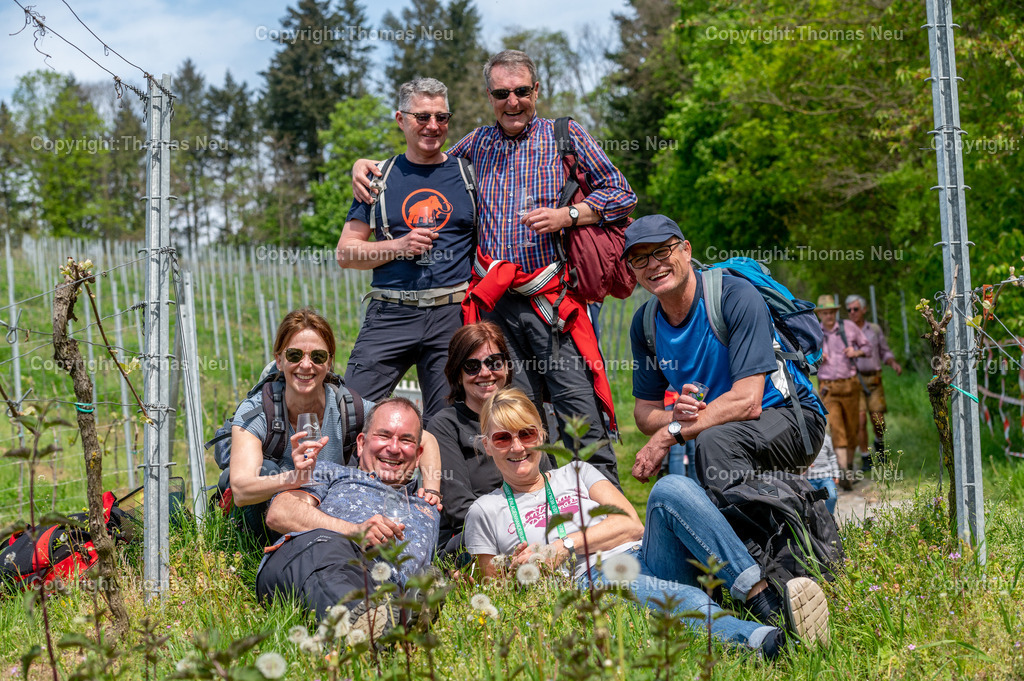 DSC_9628 | bre, Bergsträßer Weinlagenwanderung,,vom Schönberger Sportplatz hoch zur Rast oberhalb des Fürstenlagers,, Was für ein Spaß für diese Freunde die sich zur Weinlagenwanderung trafen,   Bild: Thomas Neu