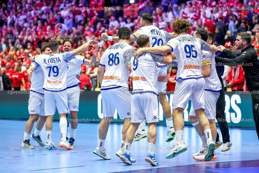EHF20012602134 | 20.01.2026, Handball, Men's EHF EURO 2026, Dänemark - Portugal, Jyske Bank Boxen in Herning, Dänemark, Preliminary Round: Abschlussjubel nach dem Sieg der Portugiesen gegen Dänemark  Filipe Graca Monteiro (Portugal #09)  Miguel Jose Soares Neves (Portugal #20)  Gabriel Oliveira Cavalcanti (Portugal #95)  Ricardo Caldeira Brandao (Portugal #86)  Martim Mota Costa (Portugal #79) 