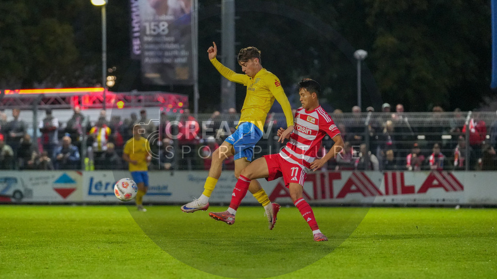 Fußball, Herren, Saison 2025/2026, Testspiel, Freundschaftsspiel, FSV 63 Luckenwalde vs. 1.FC Union Berlin, Mittwoch 08.10.2025, Werner-Seelenbinder-Stadion Luckenwalde, | Fußball, Herren, Saison 2025/2026, Testspiel, Freundschaftsspiel, FSV 63 Luckenwalde vs. 1.FC Union Berlin, Mittwoch 08.10.2025, Werner-Seelenbinder-Stadion Luckenwalde, Im Bild: Tim Maciejewski (l. Luckenwalde) und Wooyeong Jeong (r. Union) - Realisiert mit Pictrs.com