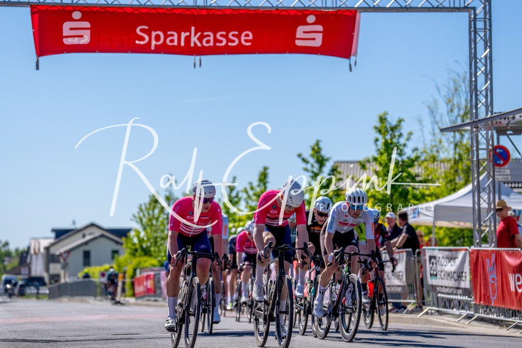 Spurt in den Mai 2026 - Großer Preis der Sparkasse Neuss | Annual one-day road cycling race "Großer Preis der Sparkasse Neuss" held in Büttgen, Germany, organized by VfR Büttgen 1912 e.V. The event features multiple races across all age categories from U11 youth to Elite men. - Realisiert mit Pictrs.com