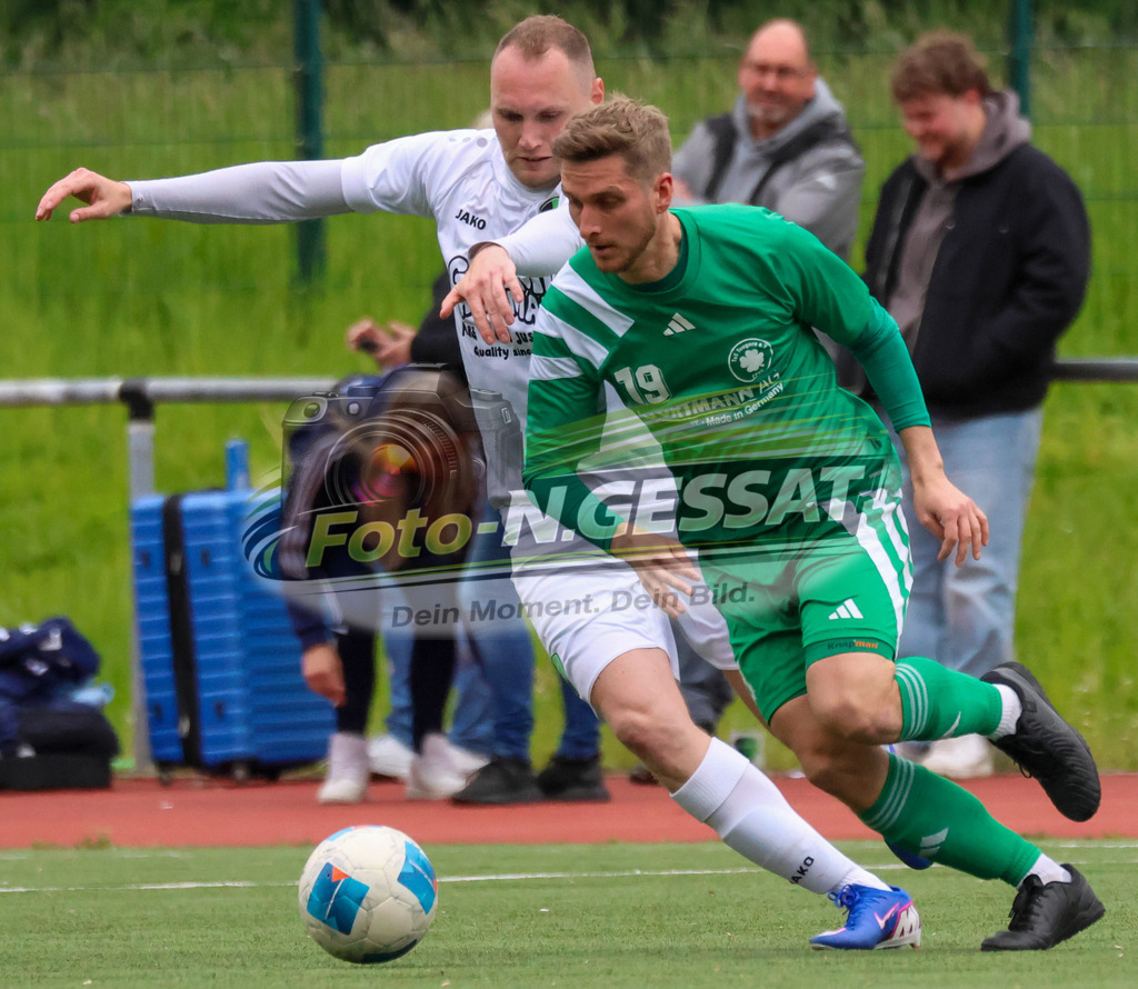 SC Bünde - TuS Tengern | Auf dem Bild zu sehen: weiß SC Bünde: Richard Reichert ; grün TuS Tengern: Torben KrauseSC Bünde, TuS Tengern, Saison 25/26, Bezirksliga, Hunnebrock, Deutschland - Realisiert mit Pictrs.com