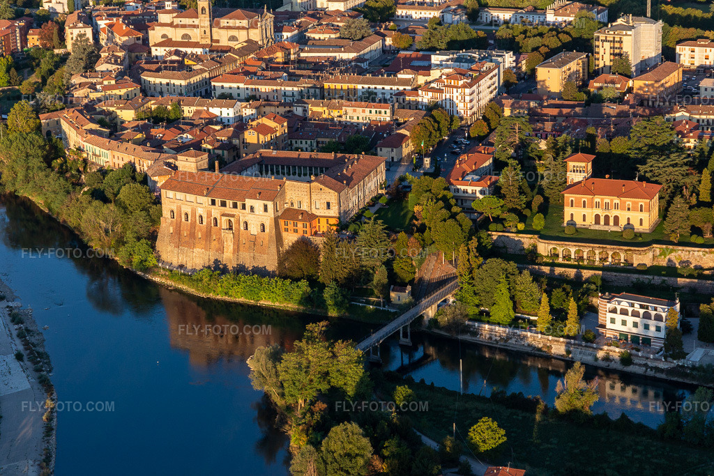 Aerial view: Castello di Cassano d'Adda, Villa Gabbioneta in Cassano d’Adda in the state Lombardy, Italy. – Photo: IMG_134462.jpg taken on 09/19/2022 by Werner Riehm/FLY-FOTO.com – Resolution of the original: 5472 x 3648 px – Il Castello | Eventi Unici | Milano – WWW.LOMBARDIABENICULTURALI.IT
