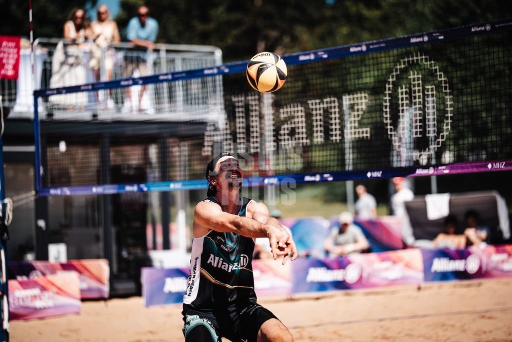 Beachvolleyball | Männer | Allianz German Beach Tour 2025 | Tourstop München | 05.07.2025 | Jannik Kühlborn spielt den Ball