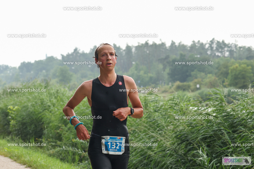 LUR_1145 | 34. M-net Erlanger Triathlon 2025 #erlangertriathlon  #mnettriathlon2025 #mnettriathlon #team #olympischedistanz #mitteldistanz #triathlon #maindonaukanal  #erlangertriathlon2025 #yourpictrs #tv1848 #tv1848erlangen  #triathlonbayern #sportinerlangen #demsportverbunden #sportshot_your_pictrs Copyright: www.sportshot.de