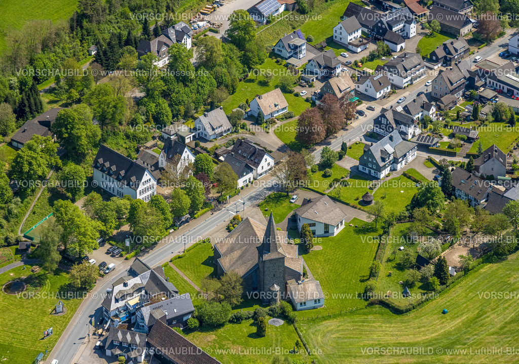 Eslohe240504874 | Luftbild, Wohngebiet mit kath. Kirche St. Cäcilia und Grundschule, Wenholthausen, Eslohe, Sauerland, Nordrhein-Westfalen, Deutschland