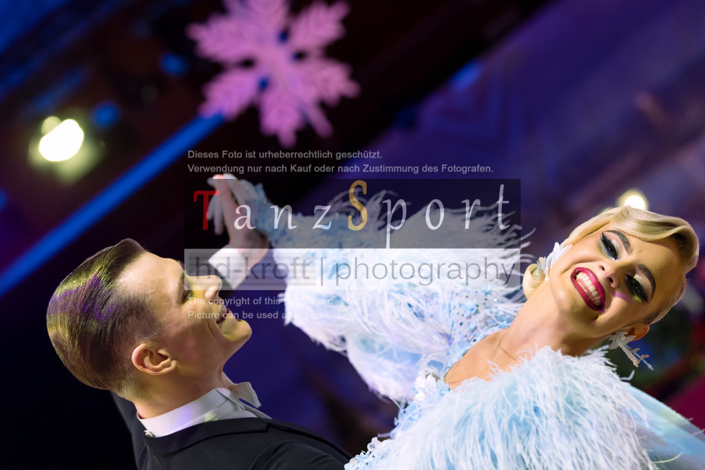 20241215_WDSF_Int_Open_Std-Riga-9843 | Tanzsportbilder, Standardtanz, Lateintanz, WDSF, DTV, LTVB, dancecomp, goc, hessen tanzt, blaues band der spree, walzer, tango, wiener walzer, slowfox, quickstepp, samba, rumba, cha-cha-cha, paso doble. jive, hd-kroft photography, turniertanzsport