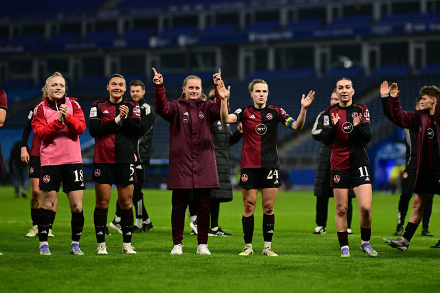 Fußball I Frauen I Saison 2025-2026 I Bundesliga I 10. Spieltag I Hamburger SV - 1. FC Nürnberg I 47640 | Jubel, Begeisterung, Enthusiasmus, Euphorie, Freude, Glücksgefühl, Heiterkeit bei: 1. FC Nürnberg Frauen nach dem 1:2 Sieg gegen die Hamburger SV Frauen - Realisiert mit Pictrs.com
