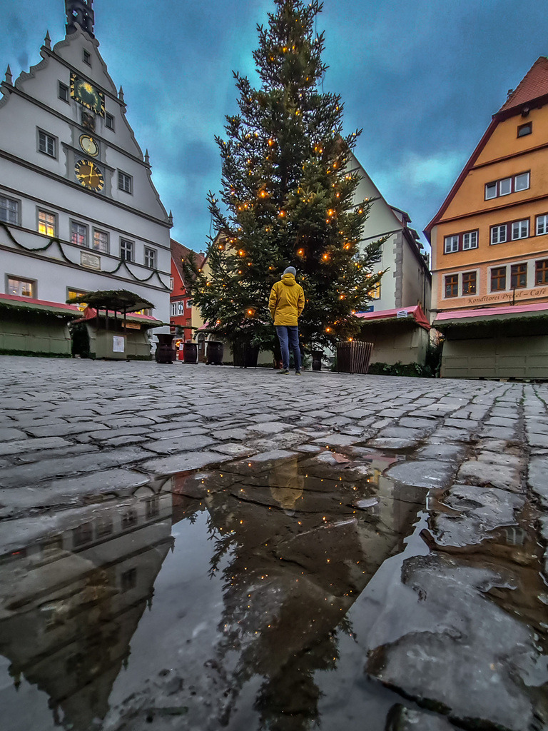 20221201_080112 | Rothenburg ob der Tauber. Nur hier gibt es Exklusive und passend zur Jahreszeit Ihr Wandbild, T-Shirt, Tasse und alles was das Rothenburg Herz begehrt. - Realisiert mit Pictrs.com