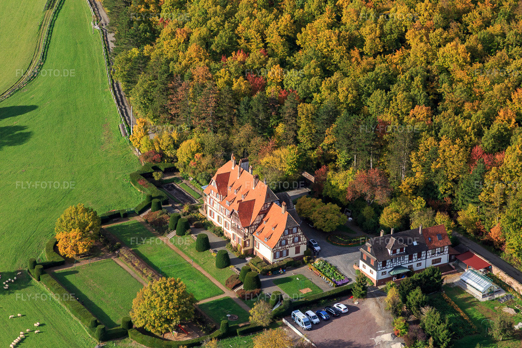 Luftbild: Villa Le Riesack in Niederbronn-les-Bains im Bundesland Bas-Rhin in Frankreich. – Foto: IMG_084718.jpg vom 23.10.2015 durch Werner Riehm/FLY-FOTO.de – Auflösung des Originals: 5472 x 3648 px – Gite de groupe en Alsace. Fetes de famille. Villa le Riesack. Capacit\xc3\xa9: 30 \xc3\xa0 50 Personnes