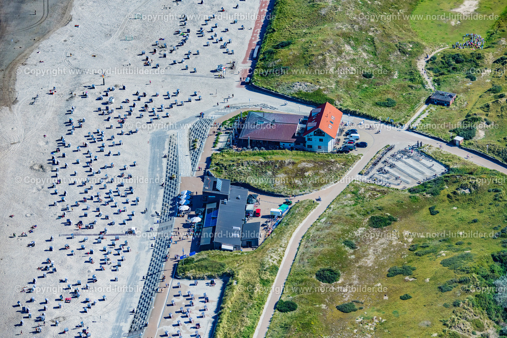 Norderney_Nordstrand_Gastro_Betriebe_ELS_6762050923 | NORDERNEY 05.09.2023 Beach restaurant "Cornelius Gastronomiebetriebe GmbH" and "De Vries The Sea Bistro De Vries The Oyster Bar" on the island of Norderney in the state Lower Saxony, Germany. // Tables and benches of open-air restaurant " Cornelius Gastronomiebetriebe GmbH " in Norderney in the state Lower Saxony, Germany. Foto: Martin Elsen