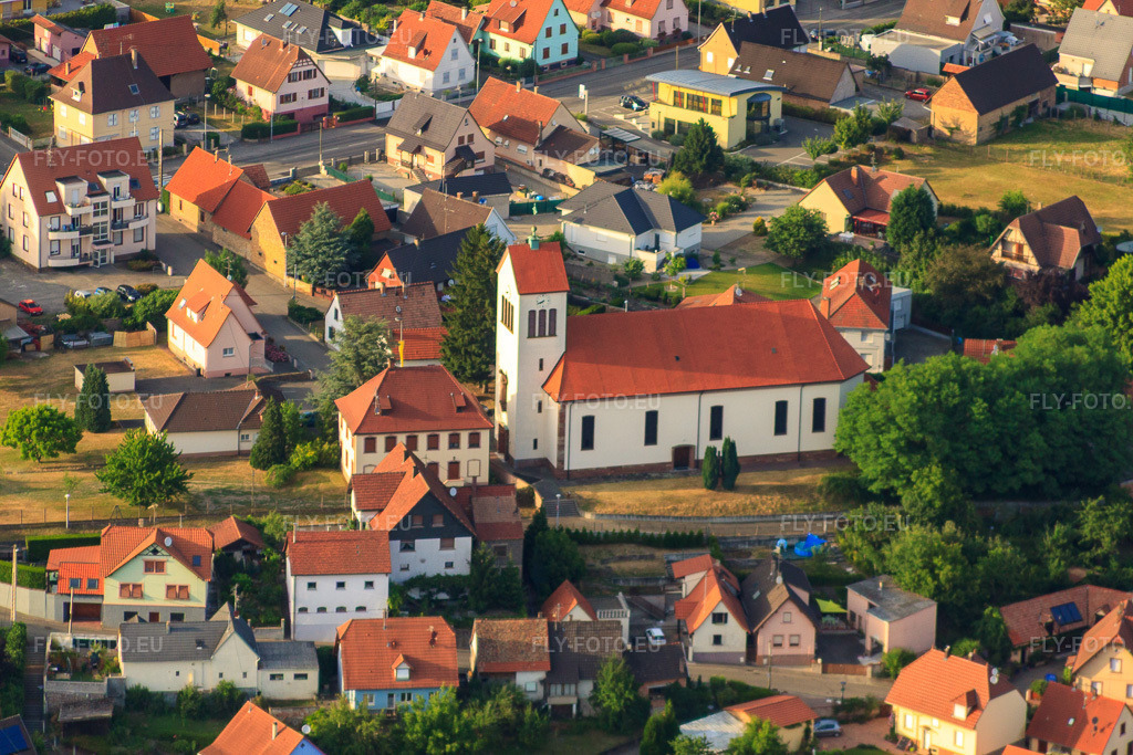 Vue aérienne: Église catholique Saint-Nicolas à Schirrhein dans le département Bas Rhin, France – .Photo: IMG_30462.jpg prise le 09/07/2010 par Werner Riehm/FLY-FOTO.eu – Résolution de l'original: 4752 x 3168 px