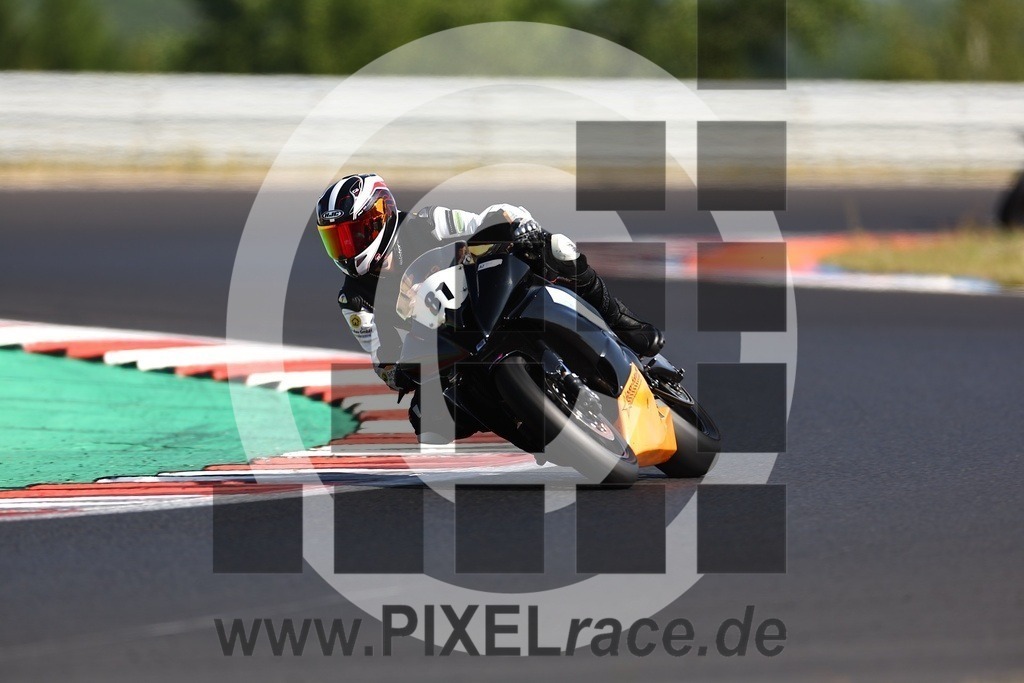 0081-20250719_03907 | Schöne Erinnerungen an spannende Momente - das festzuhalten ist unser Job. PIXELrace.de ist seit 2003 auf den Rennstrecken Europas unterwegs um die Action draußen beim Fahren und die wunderbare Stimmung imm Fahrerlager für euch einzufangen.