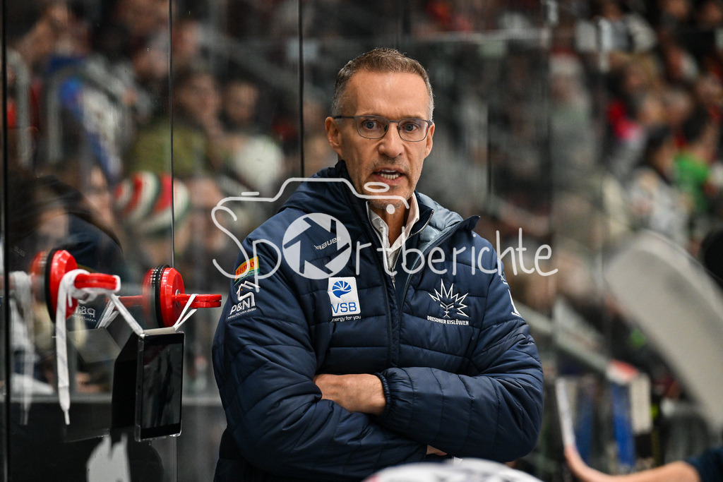 Augsburger Panther - Dresdner Eislöwen | AUGSBURG, GERMANY - 04. DECEMBER: im Bild Gerald FLEMING Trainer Eislöwen Dresden / Einzelfoto / Freisteller während dem Match zwischen den Augsburger Panthern und den Dresdner Eislöwen am 25 Spieltag der PENNY DEL im Curt Frenzel Stadion