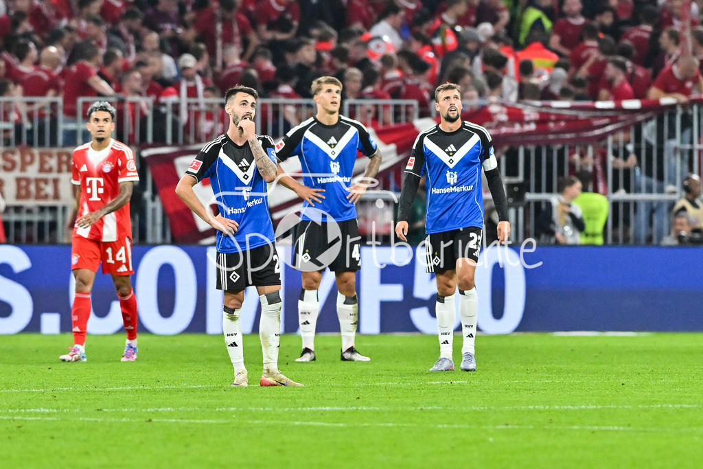 FC Bayern München - Hamburger SV | hängende Köpfe bei den Hambergern, während die Spieler des FC Bayern nach dem Treffer zum 5-0 jubeln / Tor / Torschuetze / Freude / Happy / Bundesliga: FC Bayern München - Hamburger SV; Allianz-Arena am 13.09.2025 / DFL REGULATIONS PROHIBIT ANY USE OF PHOTOGRAPHS AS IMAGE SEQUENCES AND/OR QUASI-VIDEO