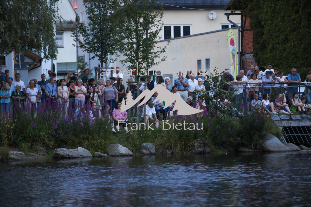 OE7A2650 | schon lange vor dem Beginn der Gondelfahrt waren die Ufer des Regenfluss gut besucht
