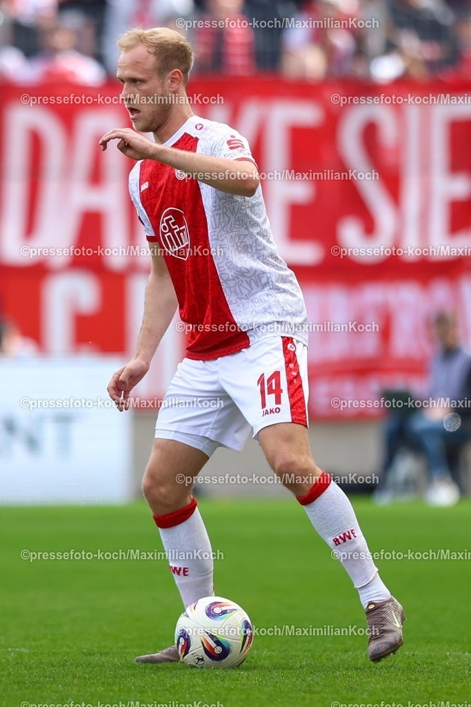 xKWIx11042601021 | 2026.04.11, xkwix, Fußball, 3.Liga, Rot-Weiss Essen -  FC Ingolstadt, Stadion an der Hafenstraße, 33.Spieltag, Saison 2025 / 2026: Lucas Brumme (Rot-Weiss Essen #14) im Zweikampf gegen Yannick Deichmann (FC Ingolstadt 04 #20) DFB regulations prohibit any use of photographs as image sequences and or quasi-video. Photo: xKamilxWilkowskixPressefotoKochx