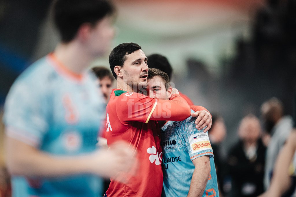 Handball | Herren | EHF EURO 2024 | European Championshop Men 2024 Final Tournament | Niederlande vs. Portugal | 23.01.2024 | v.l. Pedro Portela (#4, Portugal, POR) und Luc Steins (#22, Holland, NED) nach dem Spiel nehmen sich in den Arm