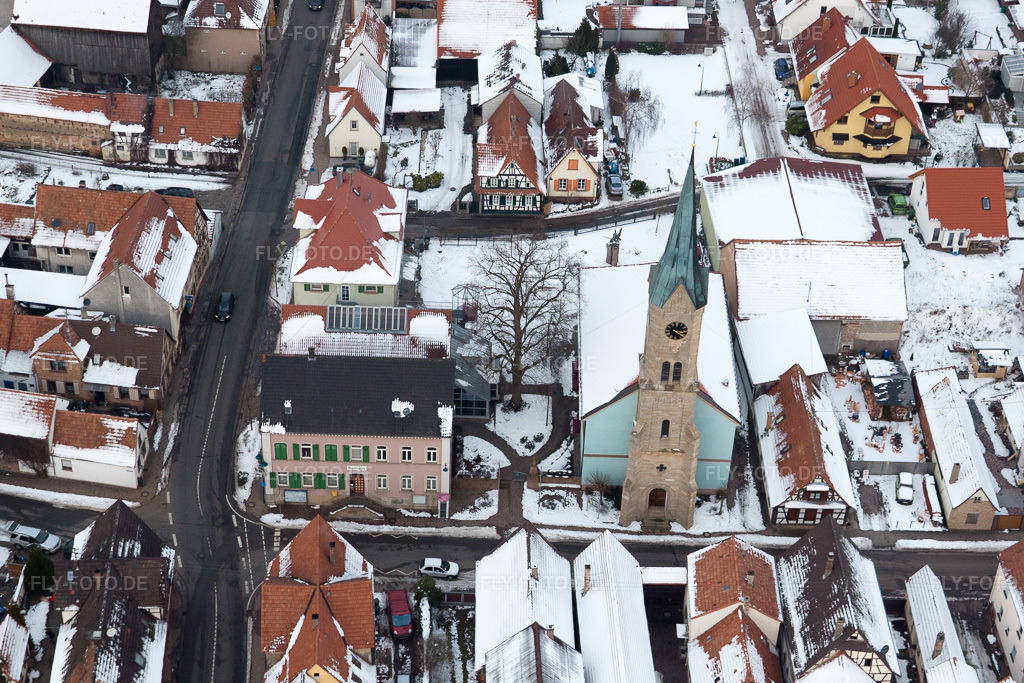 Luftbild: evang. Kirche, Rathaus in Erlenbach bei Kandel im Bundesland Rheinland-Pfalz in Deutschland. Foto: IMG_23823.jpg vom 16.01.2010 durch Werner Riehm/FLY-FOTO.de