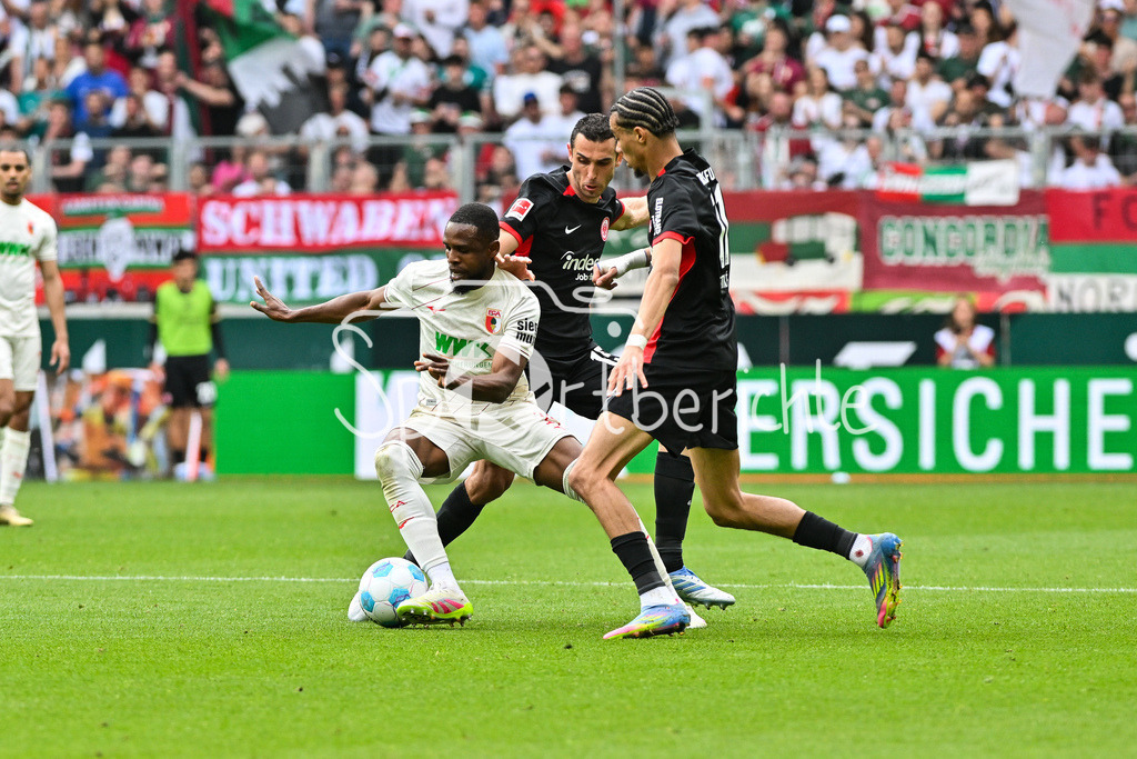 FC Augsburg - SG Eintracht Frankfurt | im Duell  Ogochukwu Frank ONYEKA (FC Augsburg 19) , Ellyes SKHIRI (Eintracht Frankfurt 15) und Hugo EKITIKE (Eintracht Frankfurt 11) / Zweikampf / Bundesliga: FC Augsburg - Eintracht Frankfurt, WWK Arena am 20.04.2025