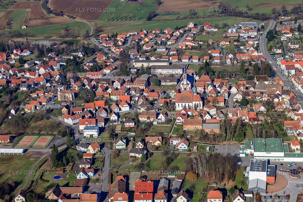 Aerial view: Rue des Échevins from the south in Soultz-sous-Forêts in the state Bas-Rhin, France. – Photo: IMG_37453.jpg taken on 02/07/2011 by Werner Riehm/FLY-FOTO.com – Resolution of the original: 4752 x 3168 px