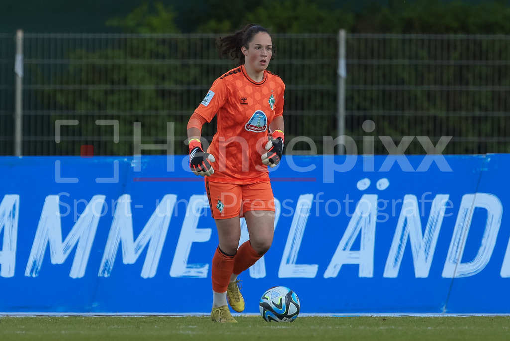 Fussball, Google Pixel Frauen-Bundesliga, SV Werder Bremen - VfL Wolfsburg | v.li.: Livia Peng (Torhüterin, Torwart, SV Werder Bremen, 1) am Ball, Freisteller, Einzelbild, Ganzkörper, Aktion, Action, Spielszene, DIE DFB-RICHTLINIEN UNTERSAGEN JEGLICHE NUTZUNG VON FOTOS ALS SEQUENZBILDER UND/ODER VIDEOÄHNLICHE FOTOSTRECKEN. DFB REGULATIONS PROHIBIT ANY USE OF PHOTOGRAPHS AS IMAGE SEQUENCES AND/OR QUASI-VIDEO.