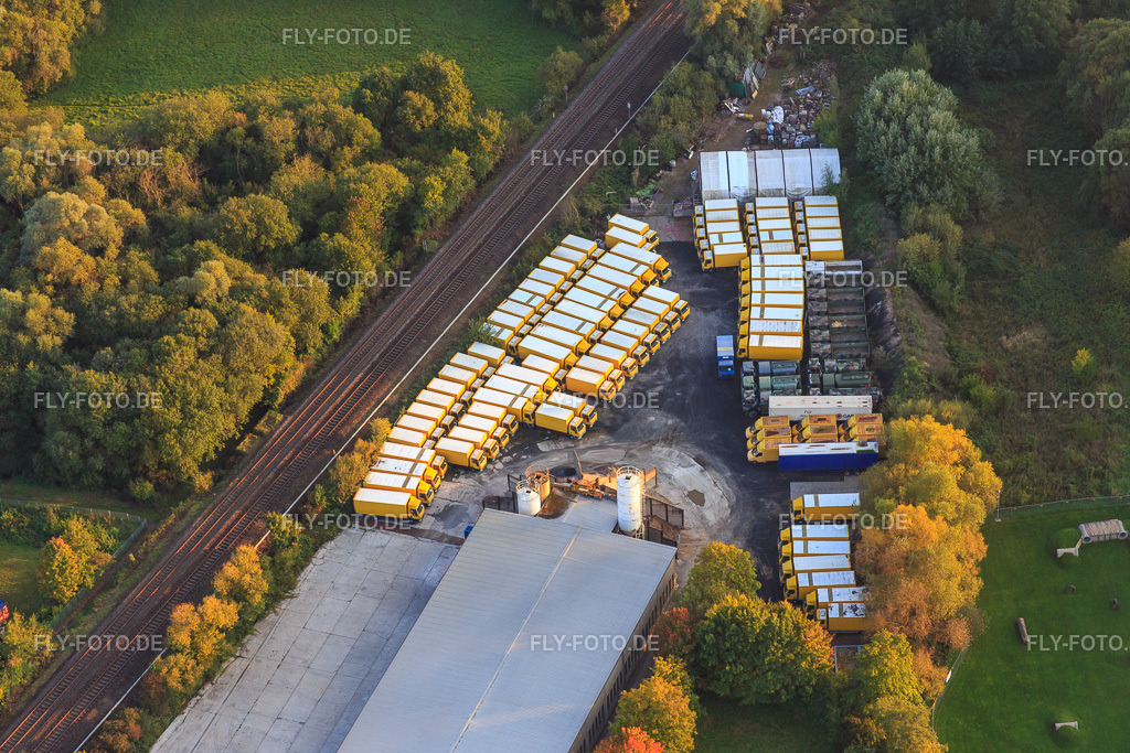 Ausgemusterte DHL-Paketautos | Luftbild: Ausgemusterte DHL-Paketautos in Rohrbach im Bundesland Rheinland-Pfalz in Deutschland. Foto: IMG_073973.jpg vom 03.10.2014 durch Werner Riehm/FLY-FOTO.de - Realisiert mit Pictrs.com