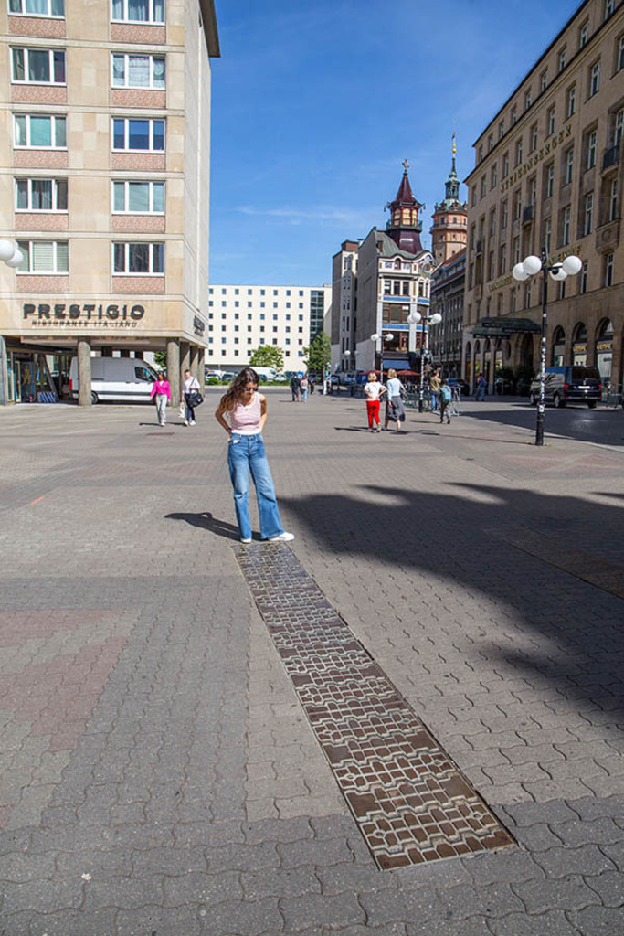 Volksaufstand - 17. Juni 1953 - Denkmal der Panzerspuren | Entdecke über 20 Kategorien Leipzig-Motive: Foto-Downloads, hochwertige Poster, Leinwand- & Fine-Art-Prints. Jetzt Lieblingsfoto im Bildlexikon Leipzig Shop bestellen!