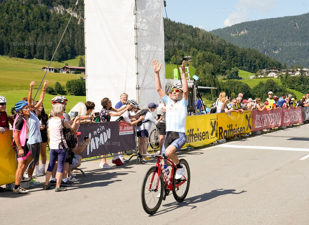 700_20230817_Bewerb_Maenner_Muehlanger | AUT - OESTERREICH, 2023-08-16: SPORT RENNRAD-FAHREN - 55. INTERNATIONALER RADWELTPOKAL IN ST. JOHANN IN TIROL  - Vintage-Radrennen mit WM-Bronze-Medaillen-Siegerin Christina Schweinberger, den Teilnehmer und Alexander Baumann (vom Orginastions-Team) - TAG 2 BEWERB MAENNER IN SECHS GRUPPEN - SIEGER AUS ARGENTINIEN  ; Foto: Roland Muehlanger
