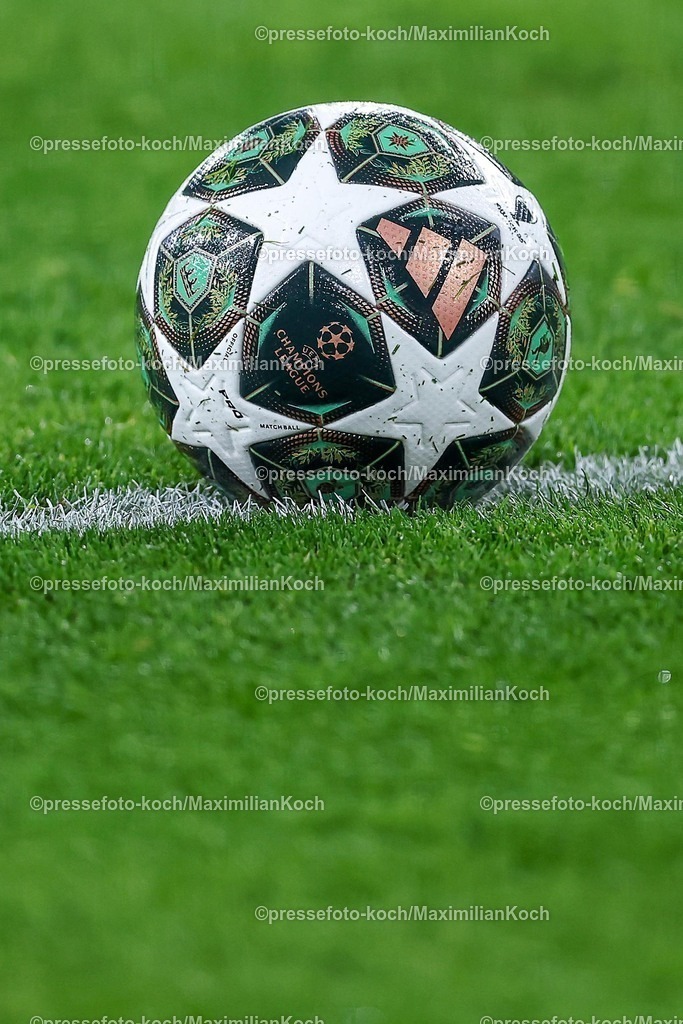 UCL04032502097 | 04.03.2025, Fußball, UEFA Champions League, Borussia Dortmund - OSC Lille, Signal Iduna Park, Runde der 16, Saison 2024 2025: Der offizielle Spielball liegt auf dem Spielfeld Matchball Adidas 