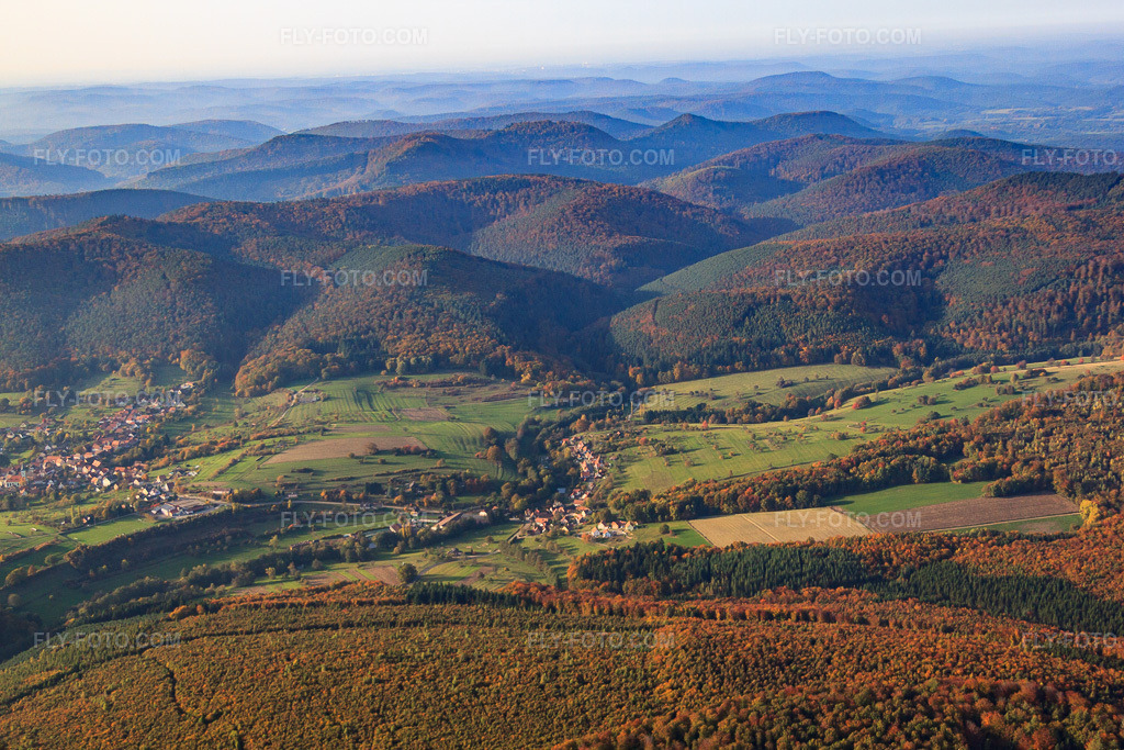 Aerial view: Petit district Wingen from the southeast in Wingen in the state Bas-Rhin, France. – Photo: IMG_54055.jpg taken on 10/21/2012 by Werner Riehm/FLY-FOTO.com – Resolution of the original: 4752 x 3168 px