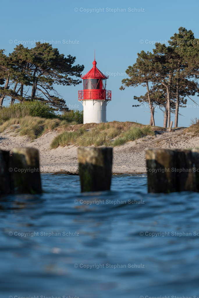 Leuchtturm Gellen auf Hiddensee | Der Leuchtturm Gellen ist vom Wasser aus hinter einer Düne zu sehen. Das maritime Bauwerk steht in der Kernzone des Nationalparks Vorpommersche Boddenlandschaft auf der Insel Hiddensee.  - Realisiert mit Pictrs.com