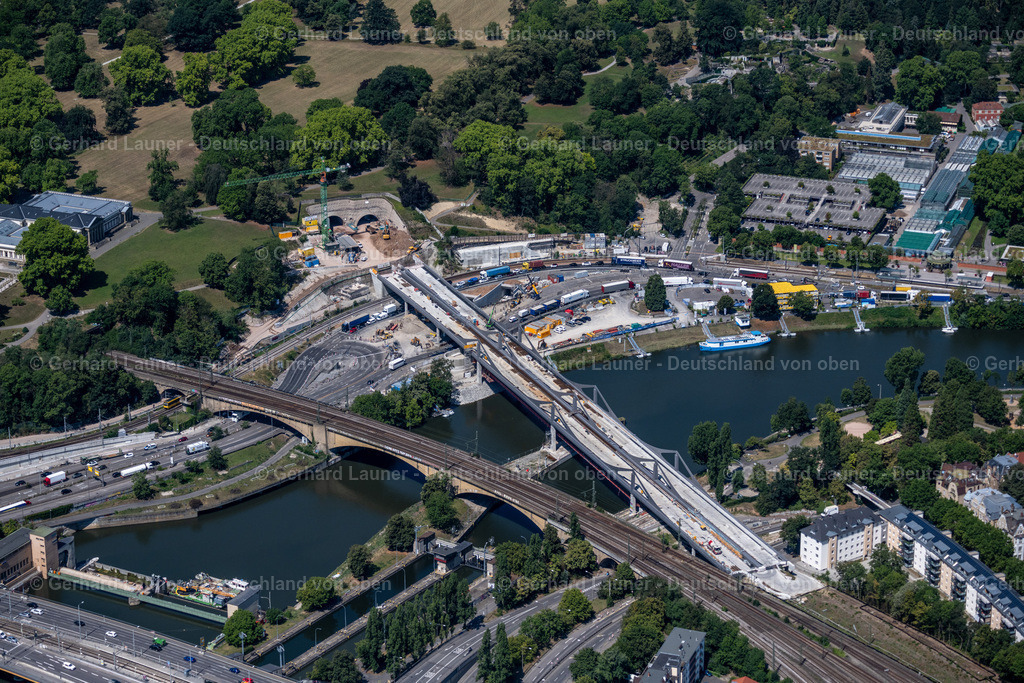 4034550 | STUTTGART 22.07.2020 Baustelle zum Neubau und der Montage des Eisenbahn- Brückenbauwerk " Neckarbrücke " zur Streckenführung der Bahn- Gleise über den Neckar im Rahmen des Teil des Projekts Stuttgart 21 am Rosensteintunnel im Ortsteil Bad Cannstatt in Stuttgart im Bundesland Baden-Württemberg, Deutschland. Weiterführende Informationen bei: Dreifeld Materialprüftechnik GmbH,  Feig Gerüstbau,  Hülskens Wasserbau GmbH &amp; Co. KG,  Max Bögl Bauservice GmbH und Co. KG,  sbp gmbh - schlaich bergermann und partner. // New construction of the railway bridge ueber den Neckar in the district Bad Cannstatt in Stuttgart in the state Baden-Wurttemberg, Germany. Further information at: Dreifeld Materialprueftechnik GmbH,  Feig Geruestbau,  Huelskens Wasserbau GmbH &amp; Co. KG,  Max Boegl Bauservice GmbH und Co. KG,  sbp gmbh - schlaich bergermann und partner. Foto: Gerhard Launer