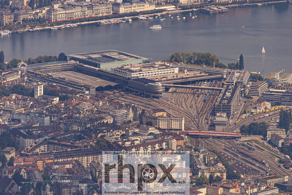 Aussicht auf die Stadt Luzern | Dächer. Fluss. Seeufer.

Ein imposanter Blick aus der Höhe erfasst die gesamte Stadt Luzern, die sich vom Ufer des Vierwaldstättersees bis in die umliegenden grünen Hügel erstreckt. Man erkennt die historischen Bauwerke am Fluss und das lebendige Zentrum der Stadt unter einem klaren Tageslicht.

Wähle unter "Produktauswahl" dein Wunschformat: Vom klassischen Wandbild über Puzzle & Tassen bis zum digitalen Download (z.B. als Handy-Hintergrund). - Realisiert mit Pictrs.com