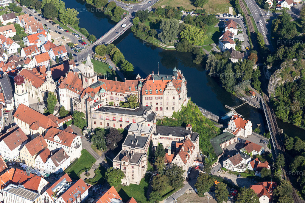 Luftbild: Schloss Sigmaringen an der Donau in Sigmaringen im Bundesland Baden-Württemberg in Deutschland. Foto: IMG_094186.jpg vom 27.08.2016 durch Werner Riehm/FLY-FOTO.de