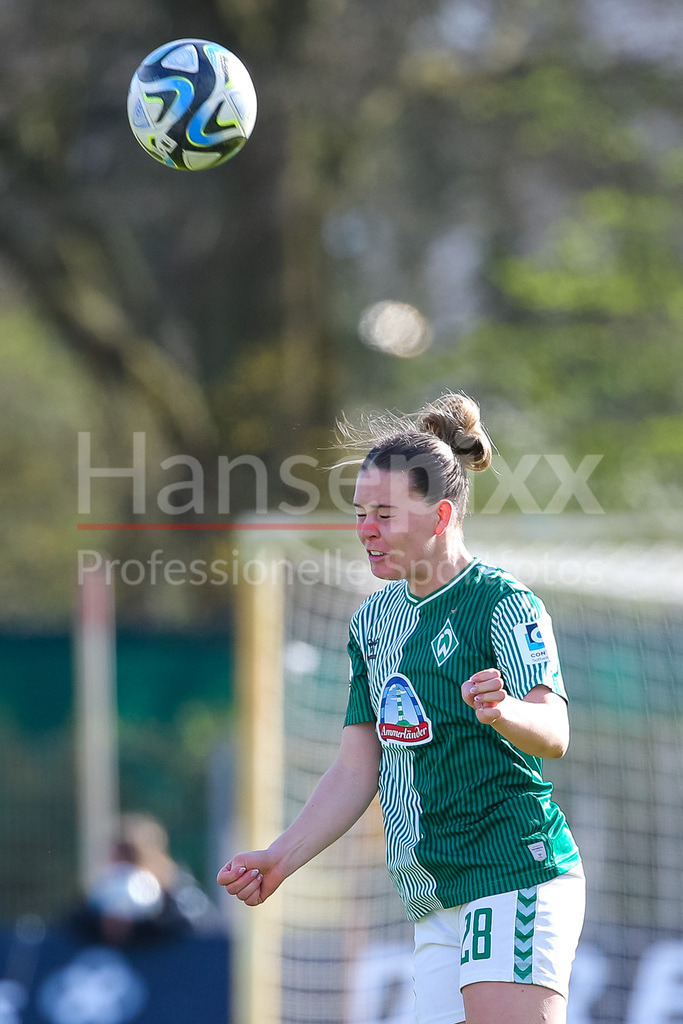 Fussball, Google Pixel Frauen-Bundesliga, SV Werder Bremen - SGS Essen | v.li.: Juliane Wirtz (SV Werder Bremen, 28) beim Kopfball, Aktion, Action, Spielszene, DIE DFB-RICHTLINIEN UNTERSAGEN JEGLICHE NUTZUNG VON FOTOS ALS SEQUENZBILDER UND/ODER VIDEOÄHNLICHE FOTOSTRECKEN. DFB REGULATIONS PROHIBIT ANY USE OF PHOTOGRAPHS AS IMAGE SEQUENCES AND/OR QUASI-VIDEO.