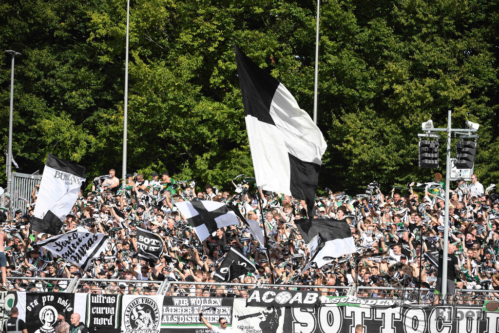 SV Atlas-Delmenhorst-Borussia Mönchengladbach | DFB-Pokal 1. Runde;SV Atlas Delmenhorst (gelb)-Borussia Mönchengladbach (schwarz) am 17.08.2025 in Oldenburg (Marschweg-Stadion), Photo: Philip Eiben 2025 - Realisiert mit Pictrs.com