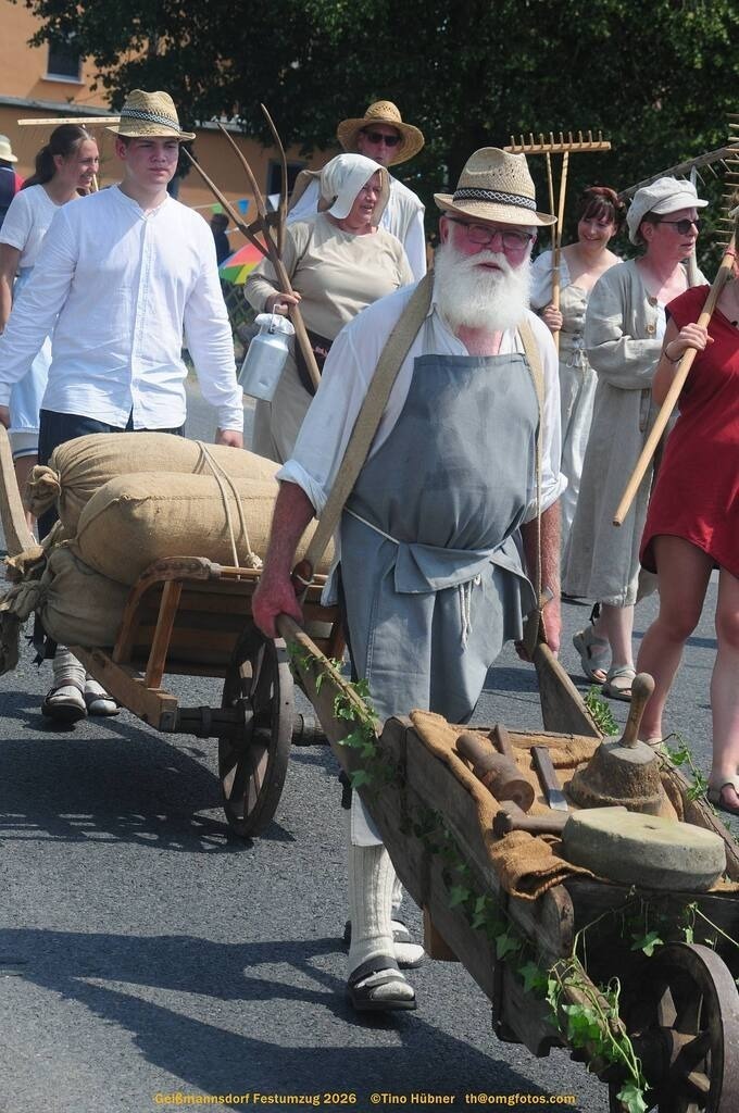 Geißmannsdorf-2026-Festumzug-080 | Festumzug in Geißmannsdorf bei Bischofswerda im Juni 2026. Fotografische Eindrücke und Momentaufnahmen vom Festumzug anläßlich des 800-jährigen Bestehens von Geißmannsdorf - mit Teilnehmern und Gästen, Strohpuppen und geschmückten Vorgärten und Grundstücken - Realisiert mit Pictrs.com