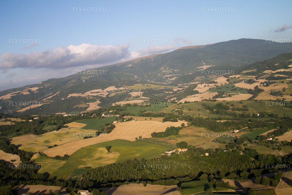 Vue aérienne: Vue de la ville à Isola di Fano dans le département Les Marches, Italie. Photo: IMG_43039.jpg prise le 15/07/2011 par Werner Riehm/FLY-FOTO.eu – Résolution de l'original: 4272 x 2848 px