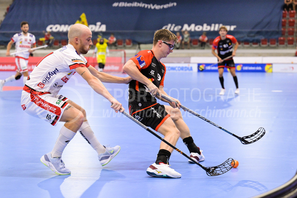 HC Rychenberg vs. Floorball Köniz - 28. August 2022 | HC Rychenberg vs. Floorball Köniz
AXA Arena, Winterthur
Jan Zaugg (#61 Floorball Köniz) gegen Kimo Oesch (#9 HC Rychenberg).
Bild: Sportfotografie Markus Aeschimann | www.markus-aeschimann.ch - Realisiert mit Pictrs.com