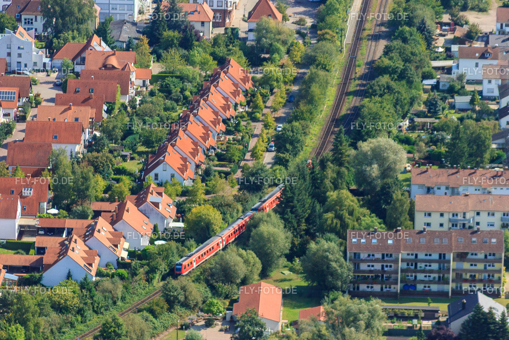 Nußmbaumallee  an der Bahnlinie von Westen | Luftbild: Nußmbaumallee  an der Bahnlinie von Westen in Kandel im Bundesland Rheinland-Pfalz in Deutschland. Foto: IMG_21116.jpg vom 06.09.2009 durch Werner Riehm/FLY-FOTO.de - Realisiert mit Pictrs.com