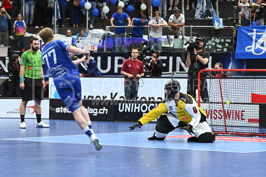Zug United - HC Rychenberg - 25. April 2026 | Sami Johansson (#77 Zug United) trifft gegen Eric Kunz (#35 HC Rychenberg Winterthur) am L-UPL Superfinal-Spiel zwischen Zug United und HC Rychenberg am 25. April 2026 in der BCF Arena, Fribourg, Schweiz.Bild: Sportfotografie Markus Aeschimann | www.markus-aeschimann.ch - Realisiert mit Pictrs.com