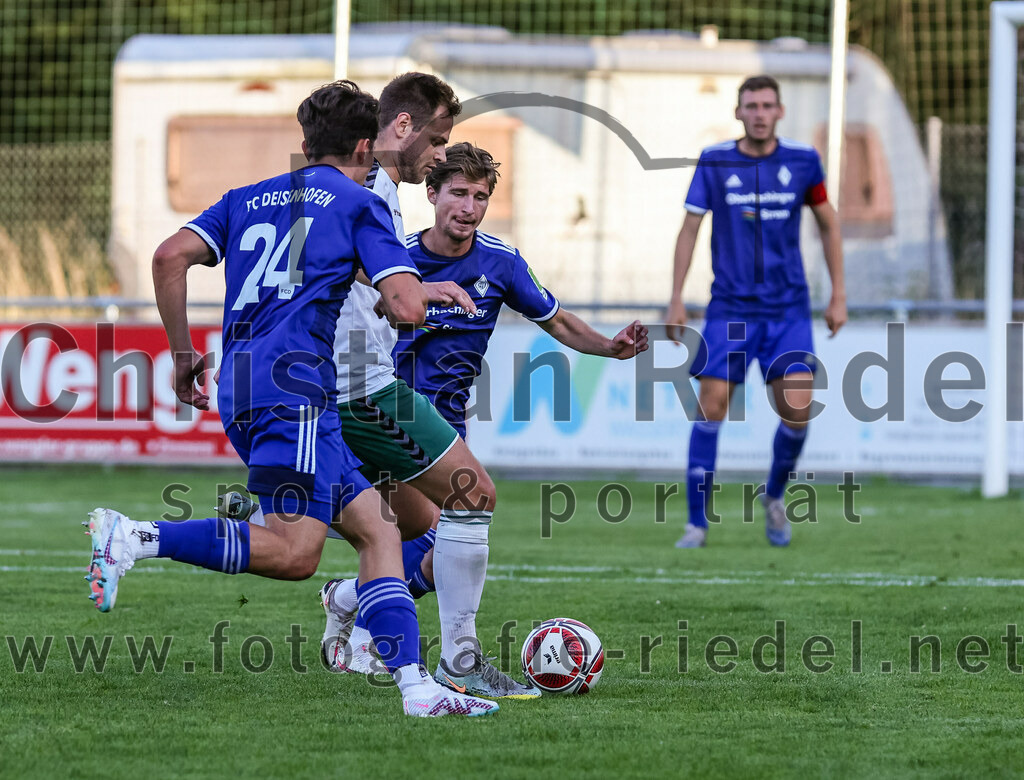 2023-08-01_059_FC_Schwaig_gegen_FC_Deisenhofen | Oberding, Deutschland, 01.08.2023:
Fußball, Toto-Pokal 2023 / 2024, 1. Spieltag, FC Schwaig gegen FC Deisenhofen, Endergebnis: 2:3

Vincent Bürstner (FC Deisenhofen, #24), Tobias Bartl (FC Schwaig, #37), Björn Jost (FC Deisenhofen, #22)

Foto: Christian Riedel / fotografie-riedel.net