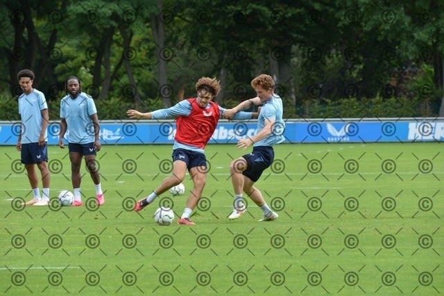 RGE_0166 | Hertha BSC, 2.Bundesliga, Herren, Fußball, Training auf dem Schenckendorffplatz, Dienstag 18.08. 2026, Saison 2026/27,  im Bild  li. Soufian Gouram ( Hertha BSC ), Sebastian Groenning ( Hertha BSC ),  Fotograf: Ralf Gebhardt - Realisiert mit Pictrs.com
