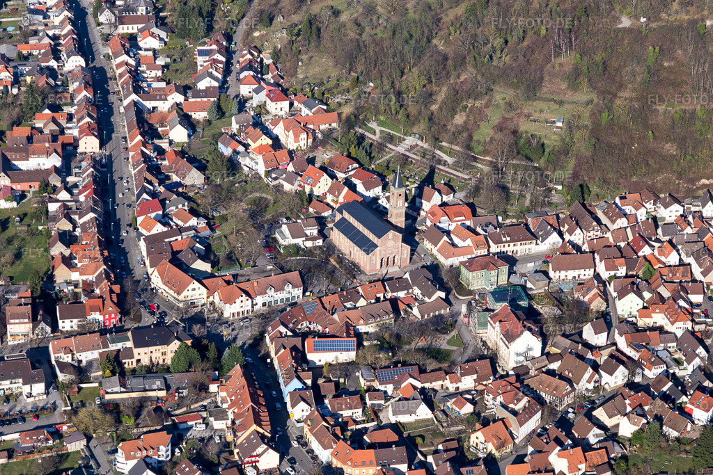 Luftbild: Pfarrkirche Cosmas und Damian im Ortsteil Untergrombach in Bruchsal im Bundesland Baden-Württemberg in Deutschland. Foto: IMG_097246.jpg vom 10.03.2017 durch Werner Riehm/FLY-FOTO.de