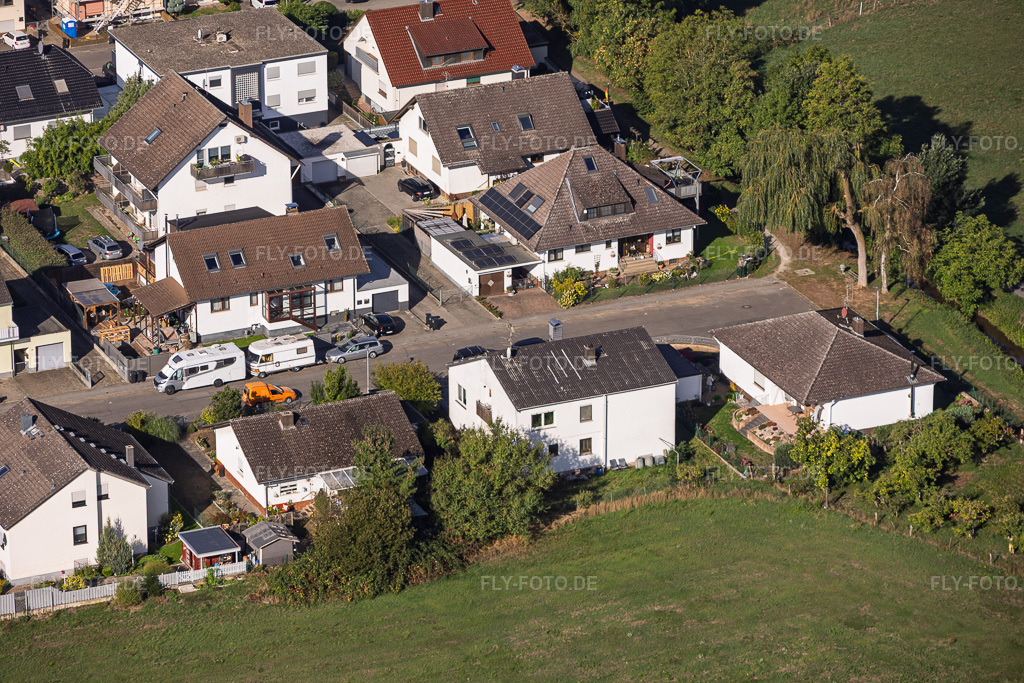 Luftbild: Ortsansicht im Ortsteil Sickenhofen in Babenhausen im Bundesland Hessen in Deutschland. – Foto: IMG_159039.jpg vom 22.09.2026 durch Werner Riehm/FLY-FOTO.de – Auflösung des Originals: 6000 x 4000 px