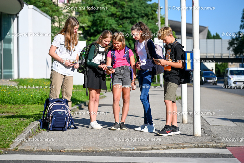 Pressegespraech OEAMTC Ooe und Polizei Ooe_ 05.09.2023_-3 | 05.09.2023, OEAMTC Linz, AUT, Pressegespraech OEAMTC Ooe und Polizei Ooe, Gefahr auf dem Schulweg im Bild Schueler und Schuelerinnen am Schulweg mit Handy, Smartphone, Kopfhoerer und Co